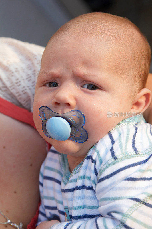 婴儿与假在嘴里