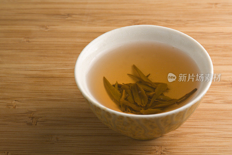 竹桌上的绿茶