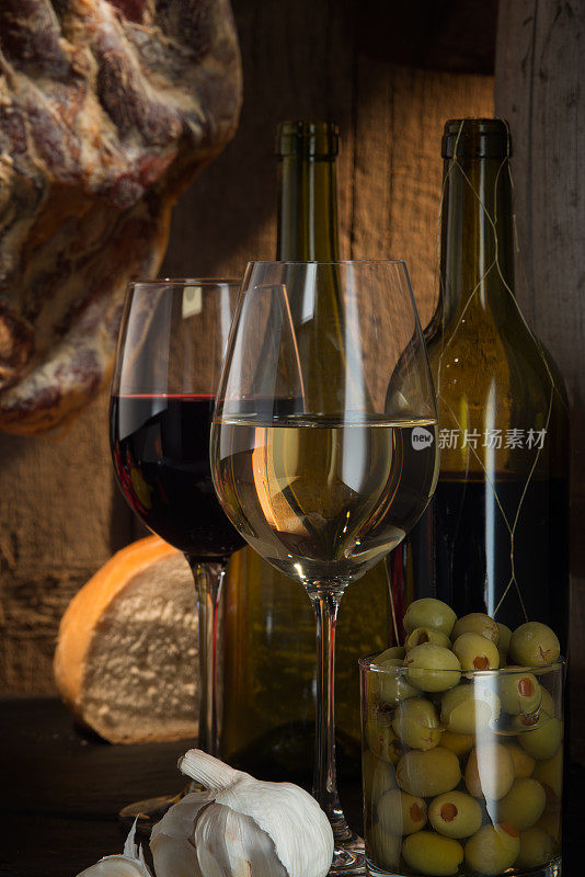 红酒和白葡萄酒，西班牙风格