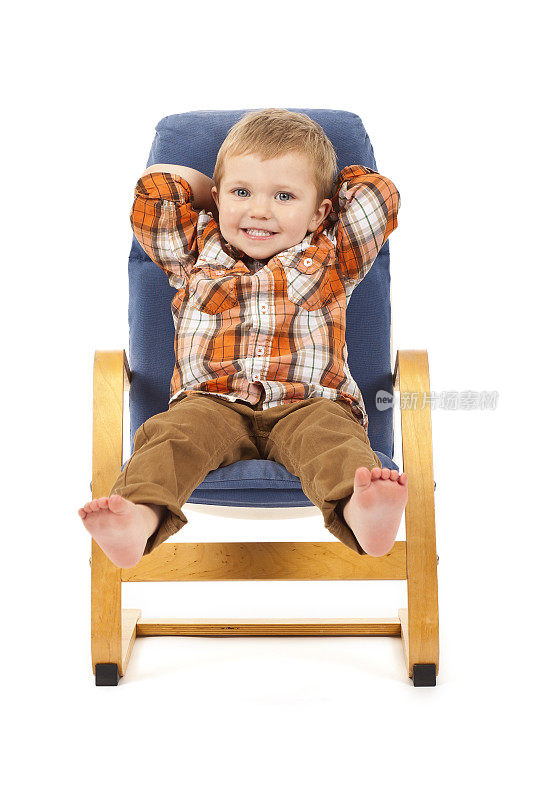 坐在椅子上放松的小男孩