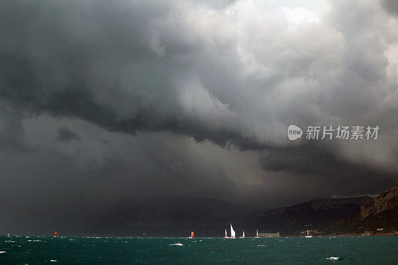 暴风雨中的航行比赛