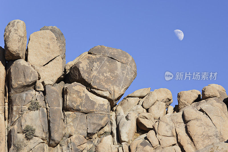 月亮升起在一个岩层