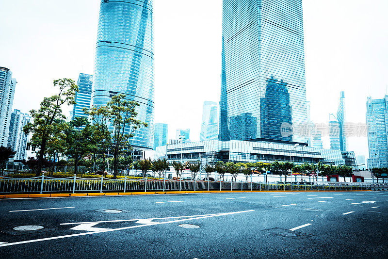 现代城市中空荡荡的街道