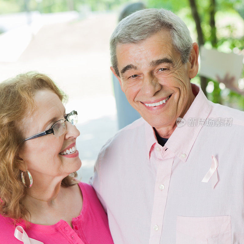 一对戴着乳腺癌宣传丝带的老年夫妇