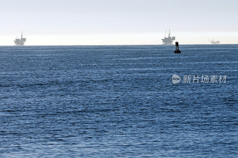 太平洋加利福尼亚海岸的石油钻井平台