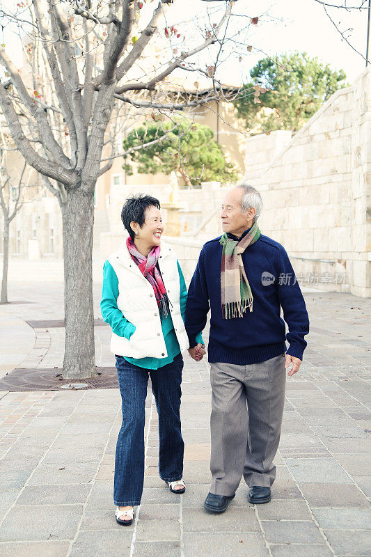 在散步的亚洲老夫老妻