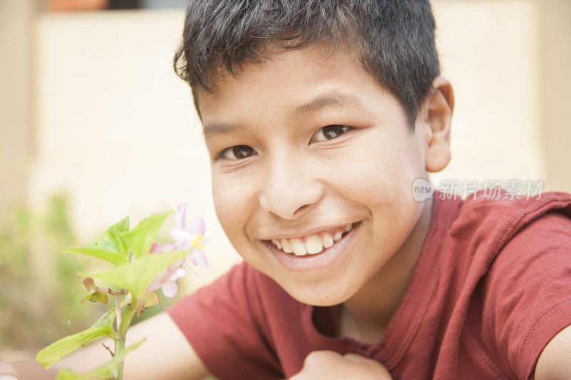 孩子爱护植物幼苗。园艺。环境保护。