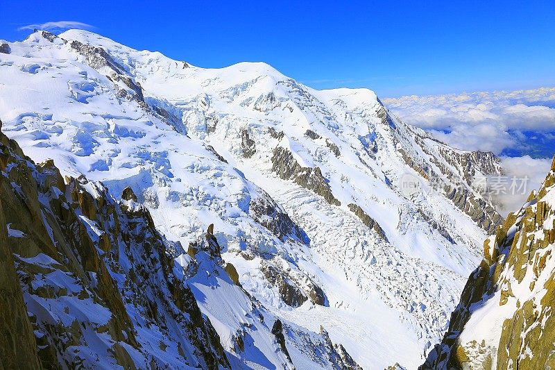 勃朗峰，波松斯冰川和夏蒙尼上方的云景