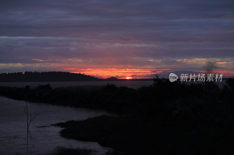 俄勒冈日落俯瞰太平洋海岸与多云的天空