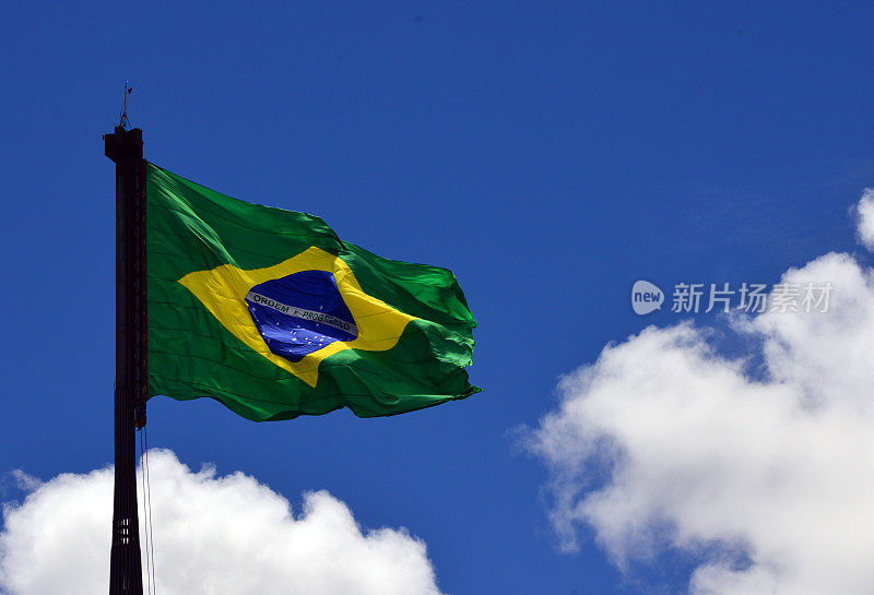 巴西国旗在巴西利亚，世界上最大的。