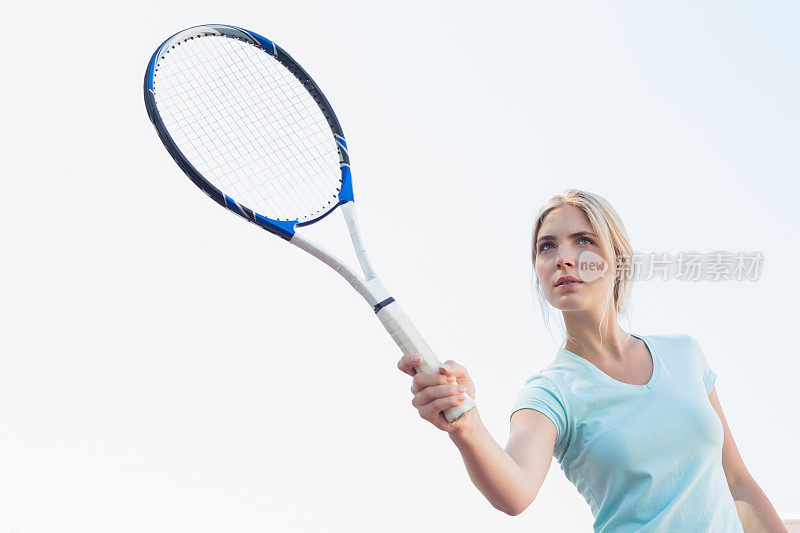 专注的女子网球运动员与球拍