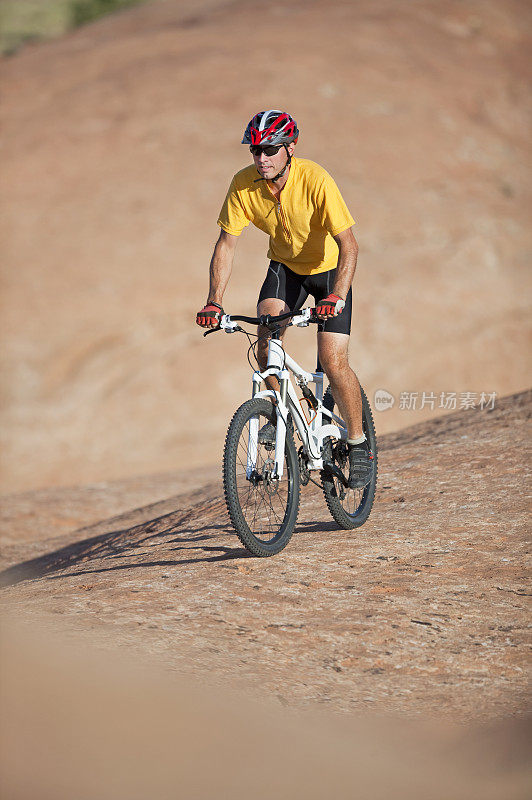 男自行车手骑山地车在滑石小径，摩押，犹他州