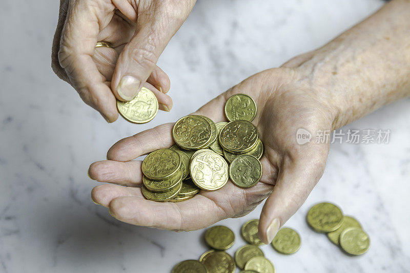 特写的年长女性手数美元硬币