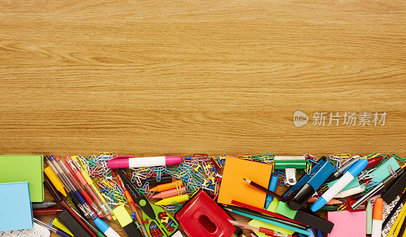 学校和办公用品摆放在木桌上
