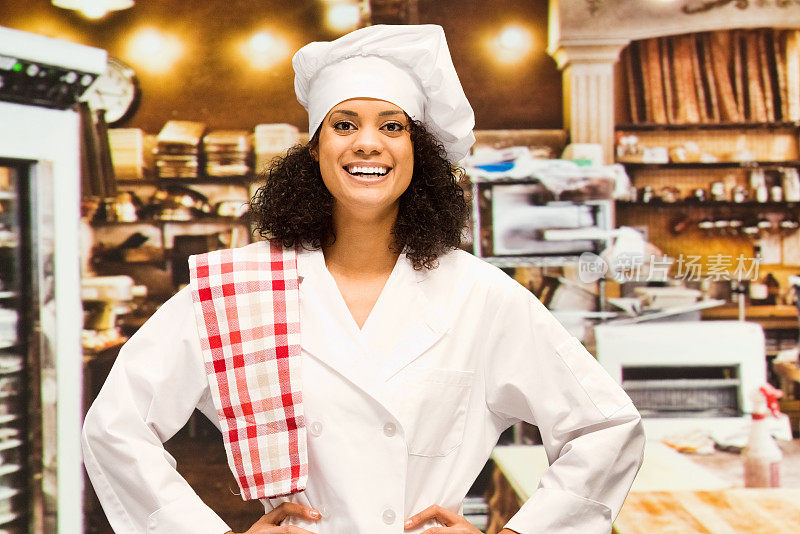 微笑的女面包师站在面包店