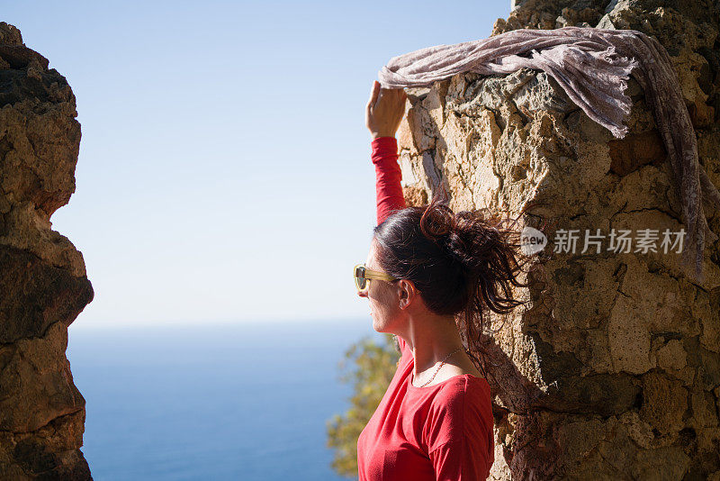 年轻的女人望着大海