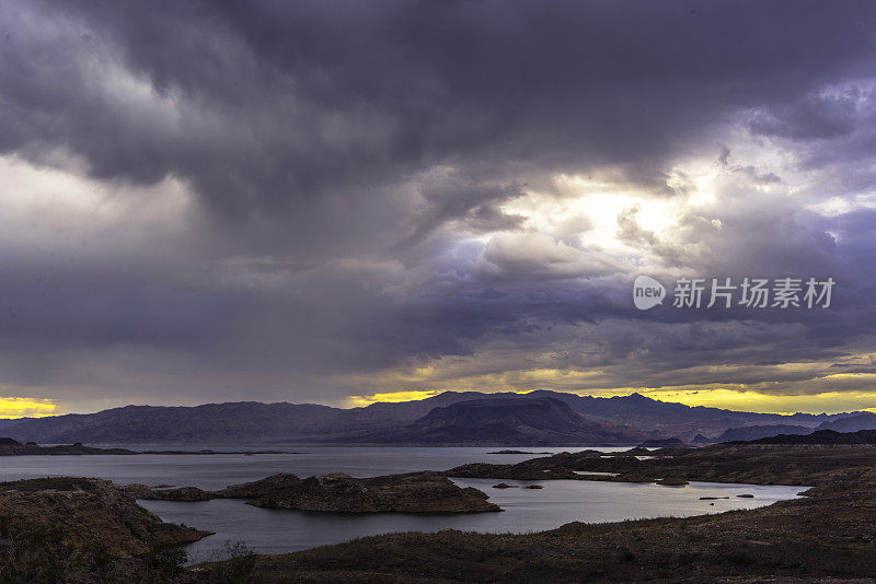 米德湖上的雨