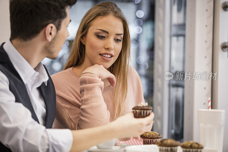 年轻夫妇在糕点店