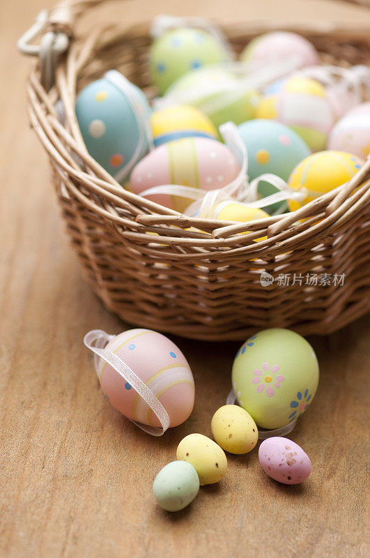 复活节彩蛋和糖果放在蛋筐前