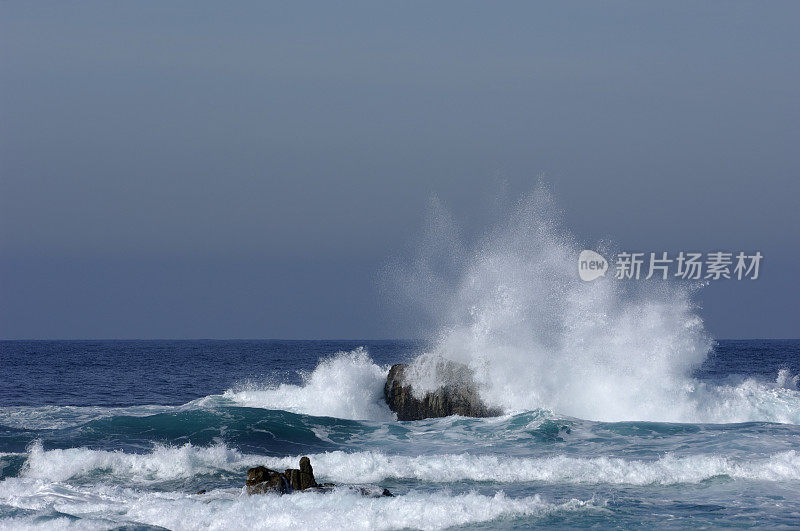 海浪撞击岩石