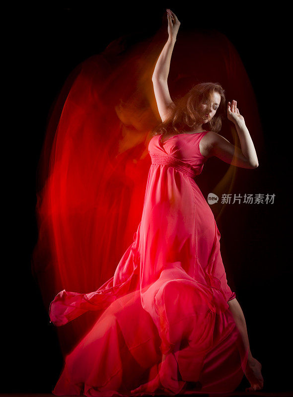 女舞者在红色的裙子上构建模式的黑色
