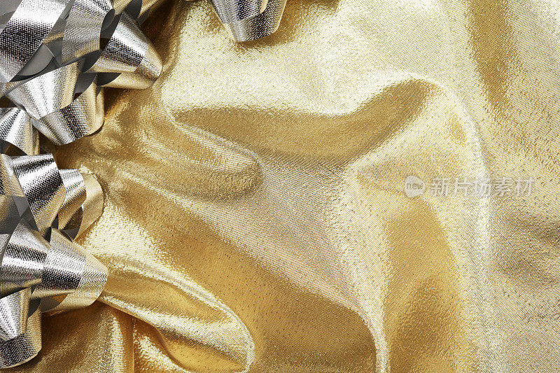 金色缎子上的银色蝴蝶结