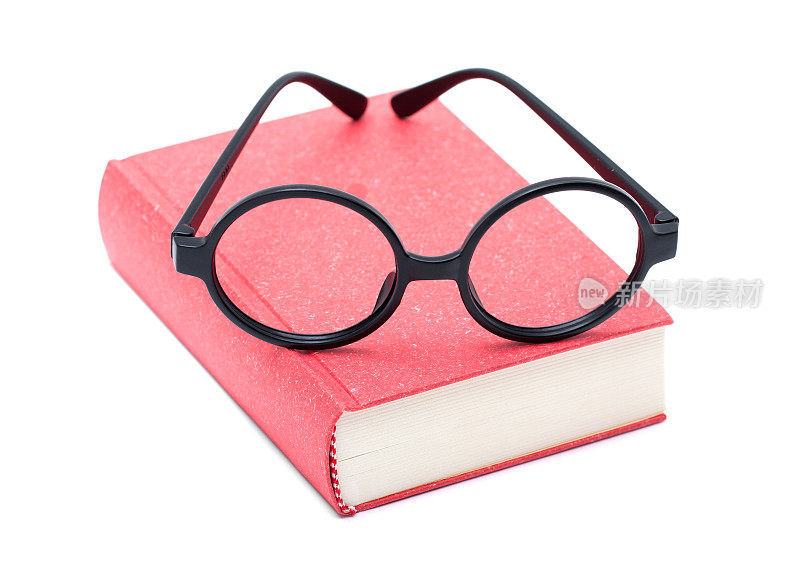 书和眼镜孤立在白色背景上