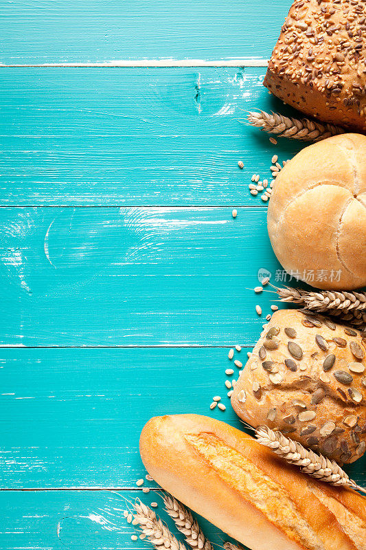 面包和麦穗放在绿松石桌上