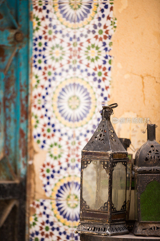 麦地那的古董灯和摩洛哥装饰