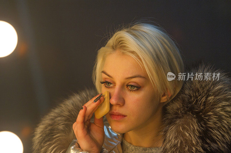 年轻的乌克兰金发女模特化妆在利沃夫乌克兰
