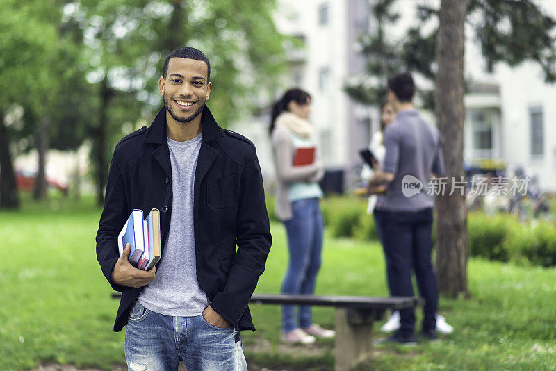 一个大学生的户外肖像