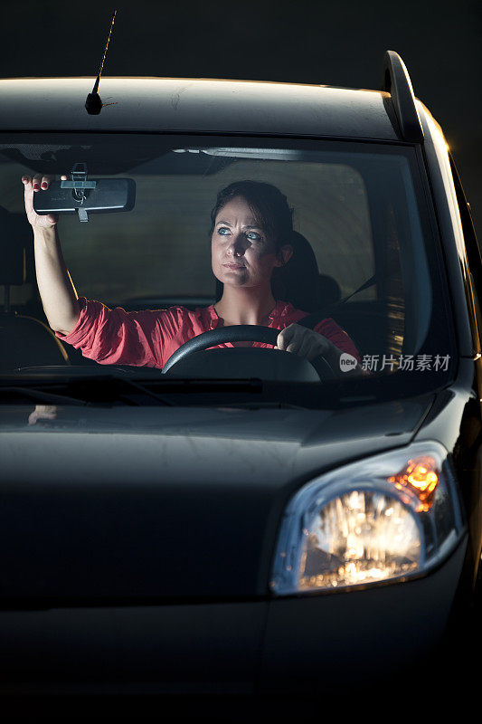 年轻女人在车里