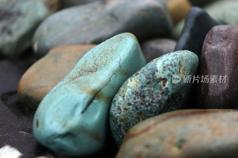 印度尼西亚:彭加加瓦海滩上的蓝色石头