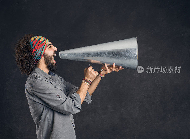 男人通过扩音器大喊