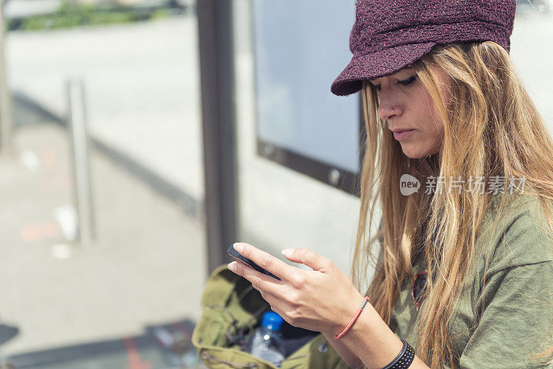 年轻女子使用智能手机