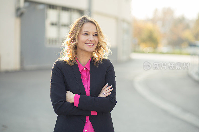 职业女性双臂交叉