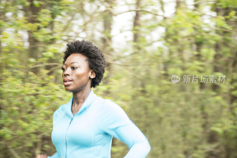 一位非洲裔妇女在附近的公园里跑步。