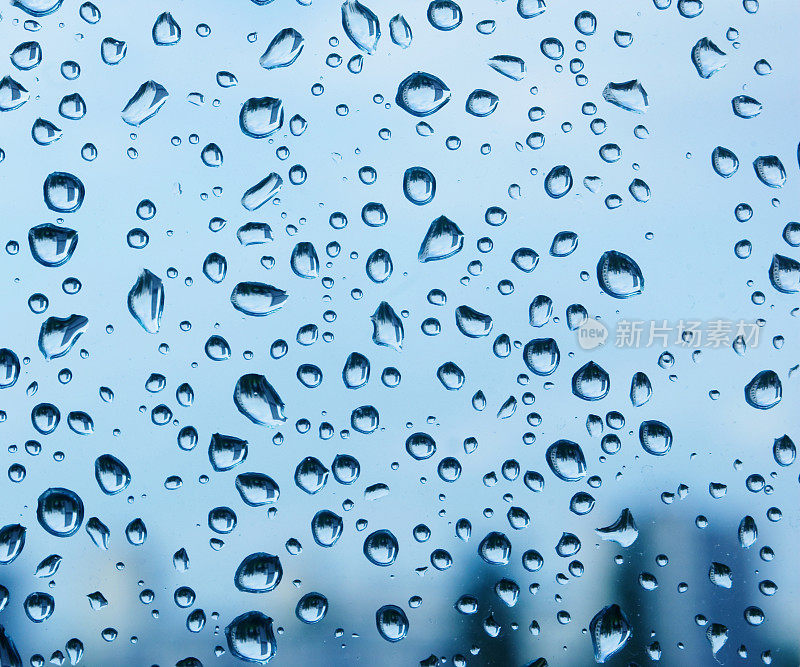 雨滴落在窗户上