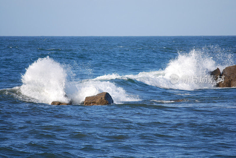 海浪拍打着岩石