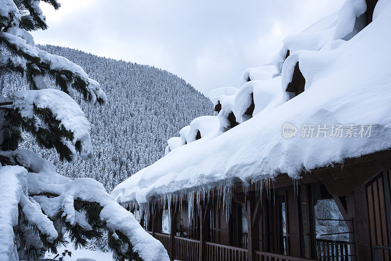 山上的房子被雪覆盖着