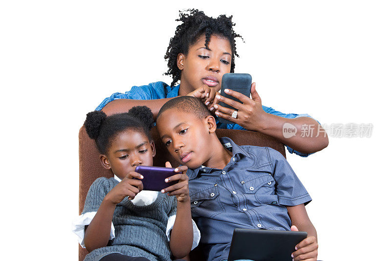 美国黑人母亲和她的女儿和儿子使用电子产品