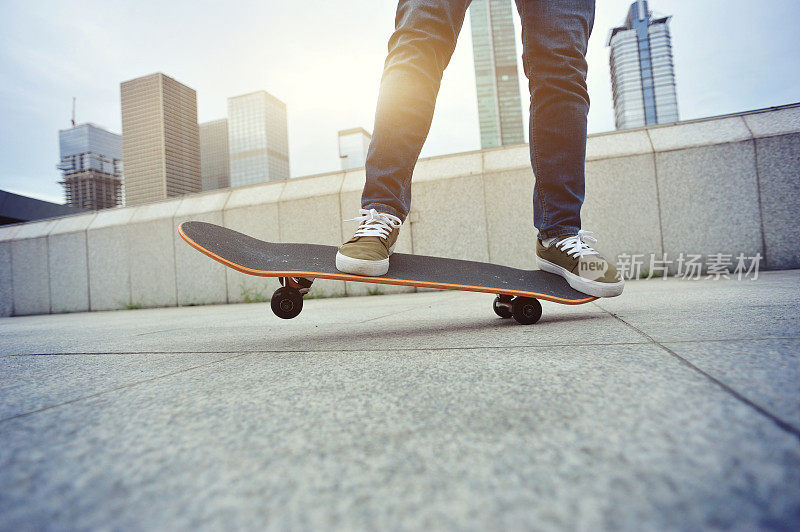在城市里玩滑板的人