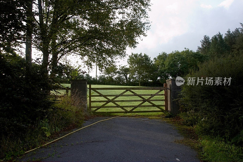 乡村木门到田野