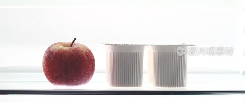 冰箱:苹果和酸奶