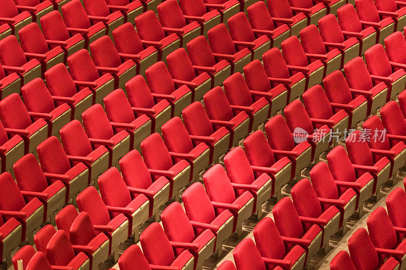 一排排的红色座位