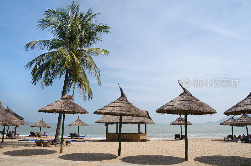 越南芽庄海滩上的阳伞