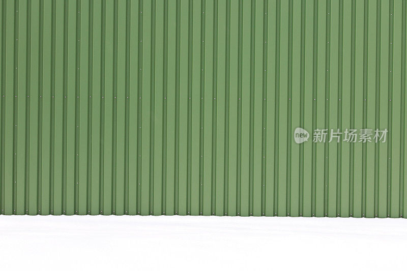 雪中的绿色金属墙