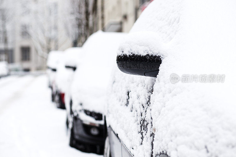 白雪覆盖的汽车