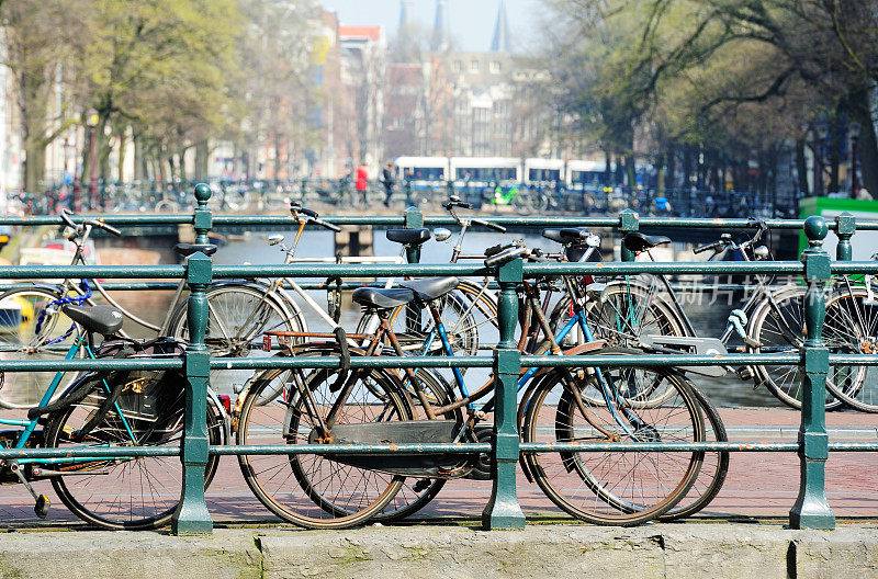 自行车停在阿姆斯特丹桥上，这是春天