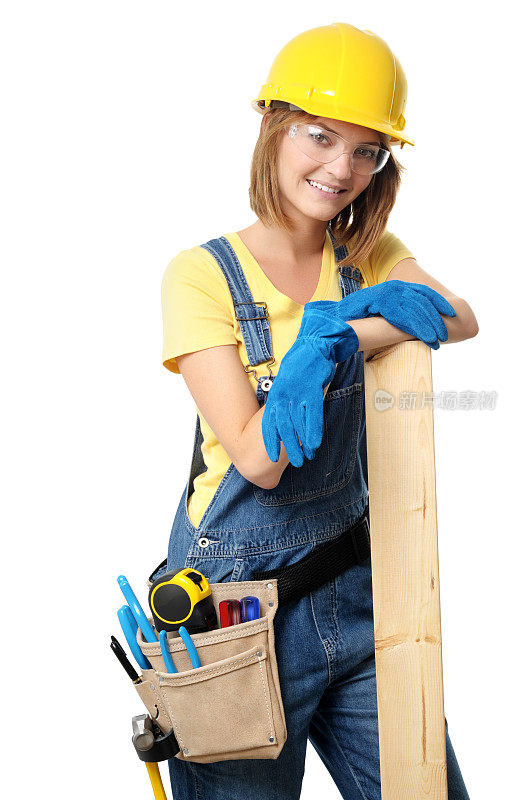 年轻女子承包商建筑木匠与2x4白色